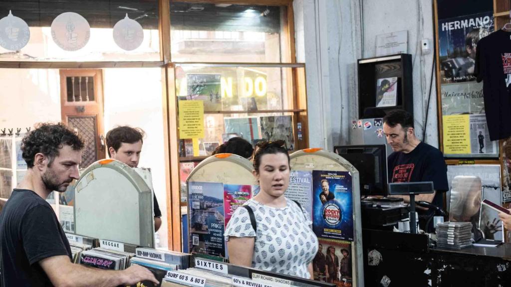 Lluís, el encargado de Discos Revolver en los últimos días antes del cierre