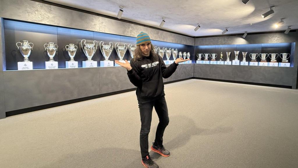 Chema Alonso, nuevo trabajador del CTA, en la sala de trofeos del Real Madrid
