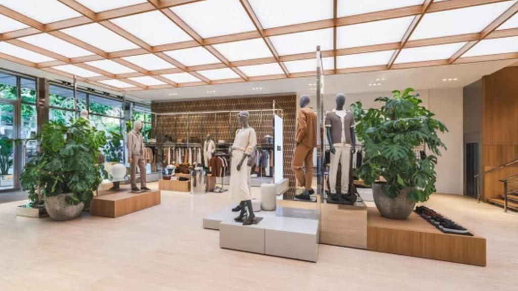 Una de las zonas del interior de la tienda de Boss en Barcelona
