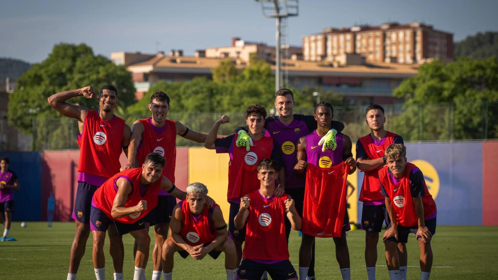 Futbolistas del Barça celebran una victoria en un entrenamiento de pretemporada