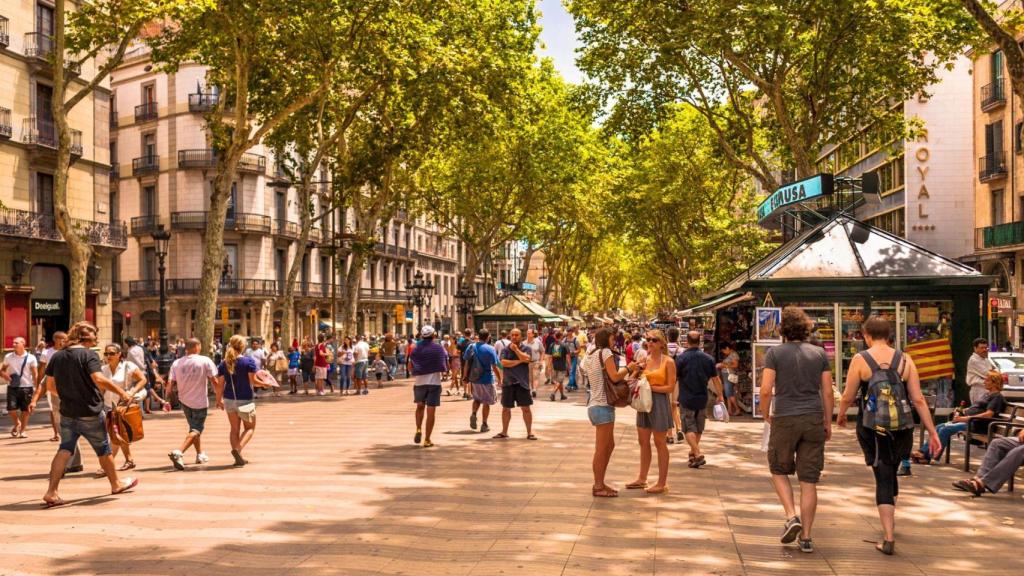 Gente paseando por las Ramblas