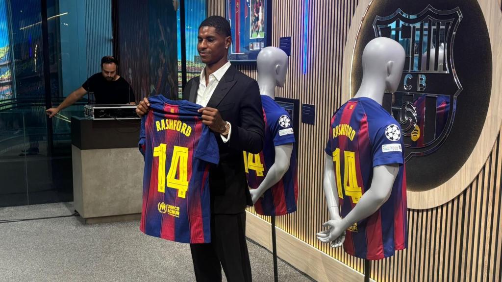Marcus Rashford posa con el dorsal '14' en su presentación oficial con el Barça