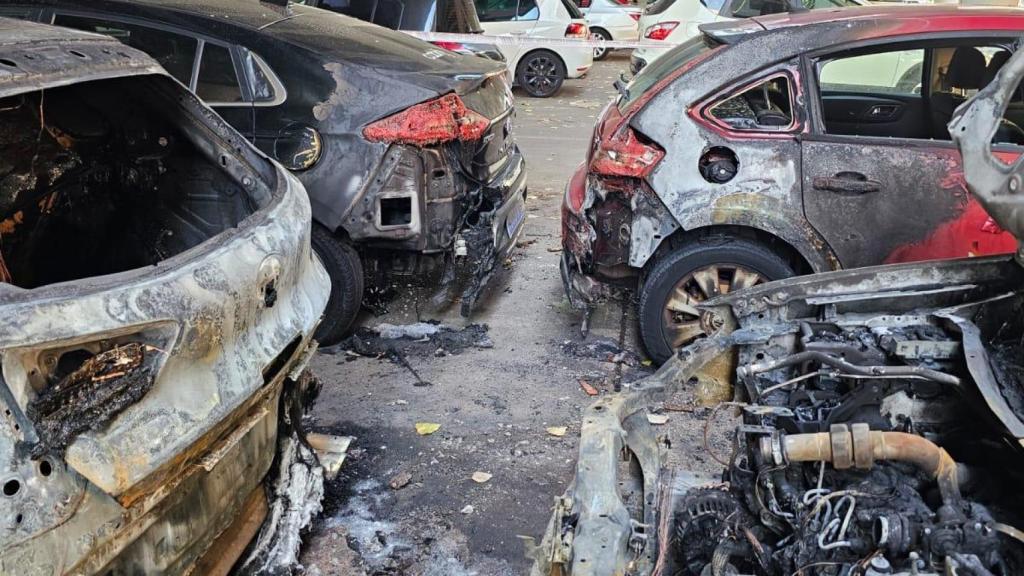 Arden cinco coches a plena luz del día en Sant Adrià de Besòs