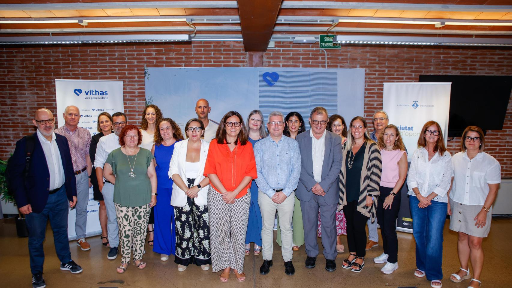 Foto de grupo de las personas asistentes a la reunión y presentación del acuerdo entre Vithas, el SOC y servicios de empleo locales del Baix Llobregat