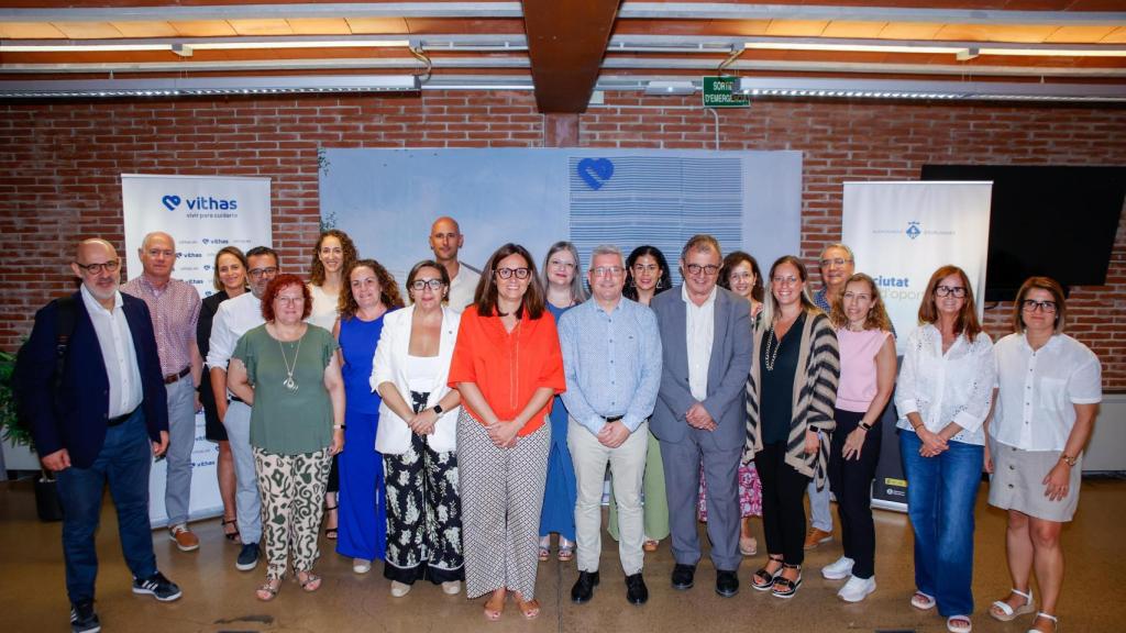 Foto de grupo de las personas asistentes a la reunión y presentación del acuerdo entre Vithas, el SOC y servicios de empleo locales del Baix Llobregat