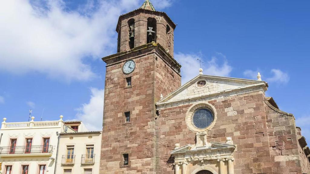 Así es la Vila Roja catalana: un rincón lleno de color en medio del campo de Tarragona