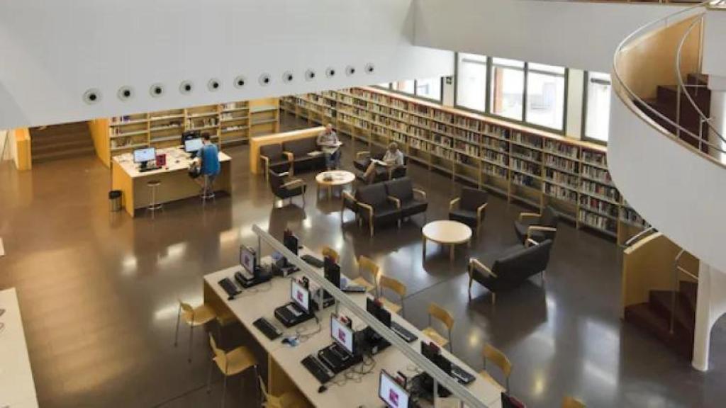 Interior de la biblioteca Jaume Fuster