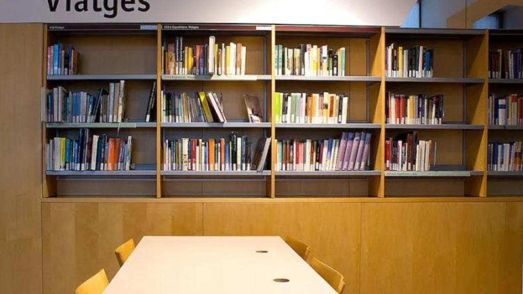 Estanteria de la biblioteca Jaume Fuster de Barcelona