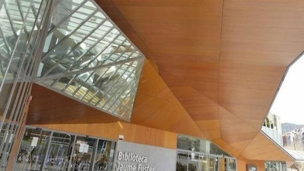 Entrada de la biblioteca Jaume Fuster de Barcelona
