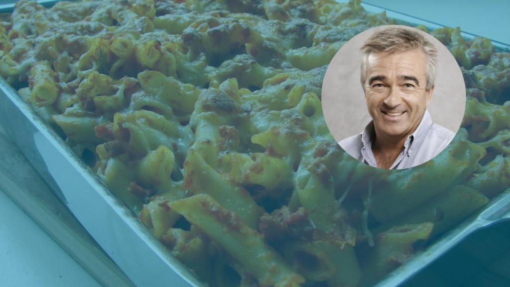Montaje con una foto del director Carles Francino y una imagen de macarrones gratinados de fondo
