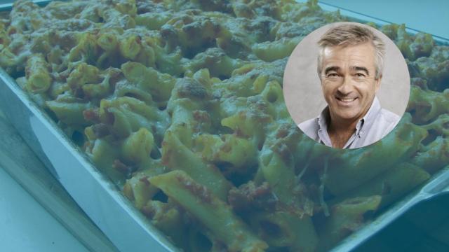 Montaje con una foto del director Carles Francino y una imagen de macarrones gratinados de fondo