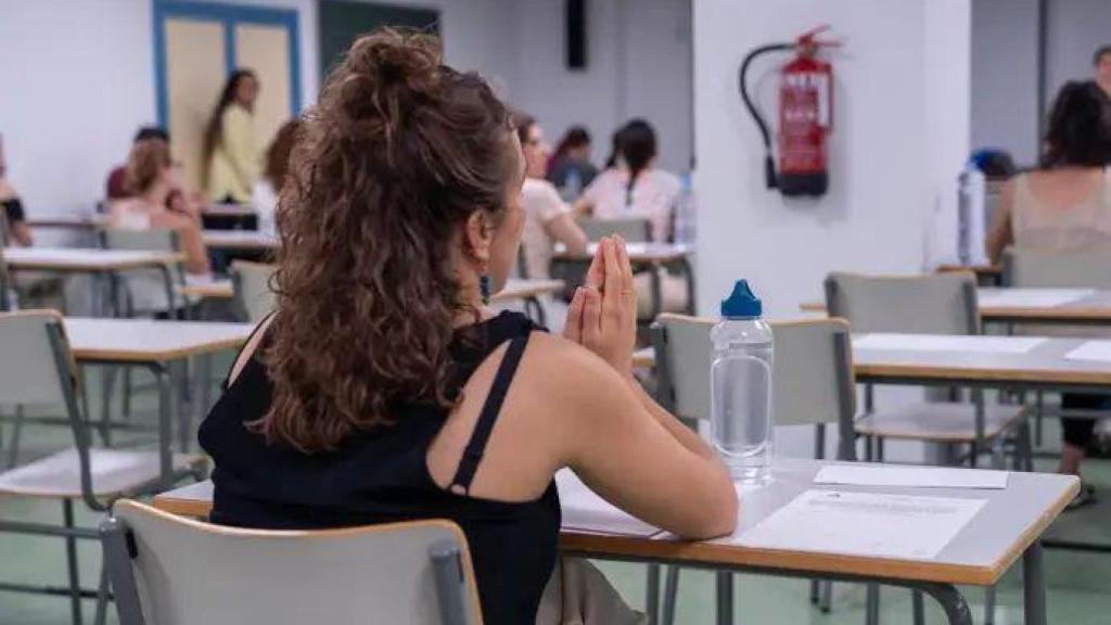 Opositora antes del inicio de una prueba de oposición