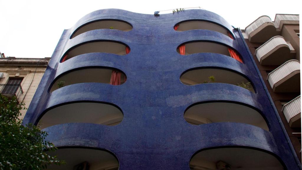 Entre el futurismo y lo kitsch: así es uno de los edificios más feos de Barcelona