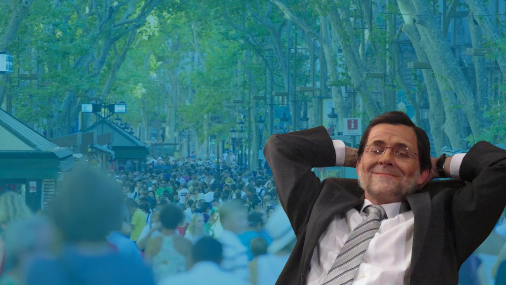 Queco Novell disfrazado de Rajoy sobre un fondo de La Rambla de Barcelona llena de turistas