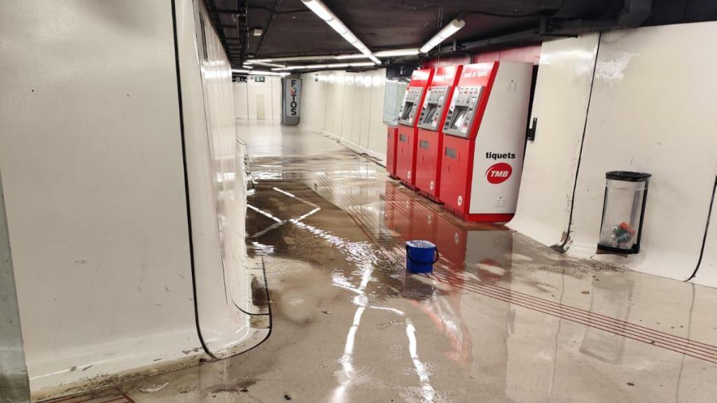 El acceso a la estación de Badal de la L5 del metro de Barcelona, inundado