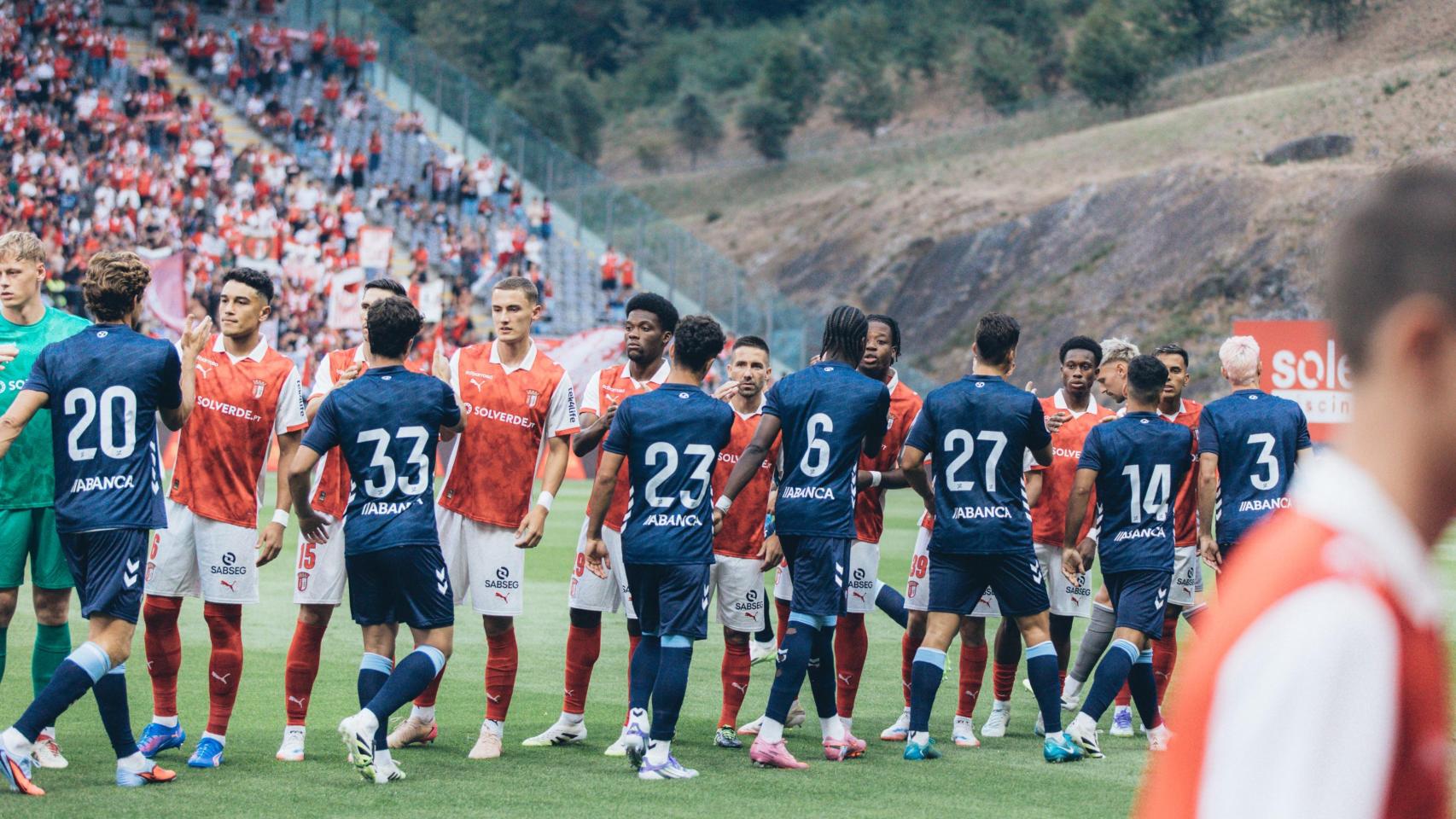 Los futbolistas del Celta se saludan con los del Braga antes de un amistoso