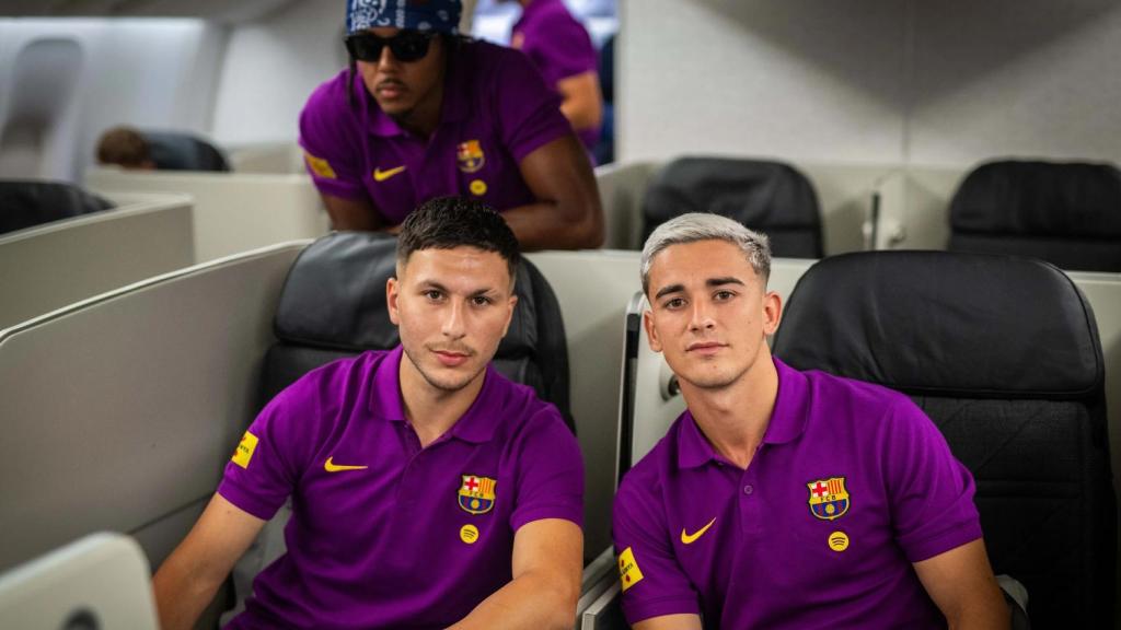 Jules Koundé, Roony Bardghji y Gavi, durante el vuelo del Barça al continente asiático
