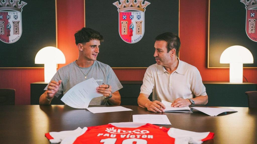 Pau Víctor firmando su nuevo contrato con el SC Braga