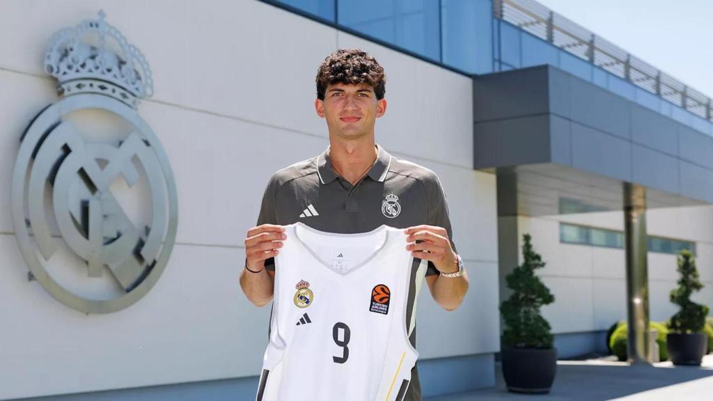 Gabriele Procida posa con la camiseta del Real Madrid