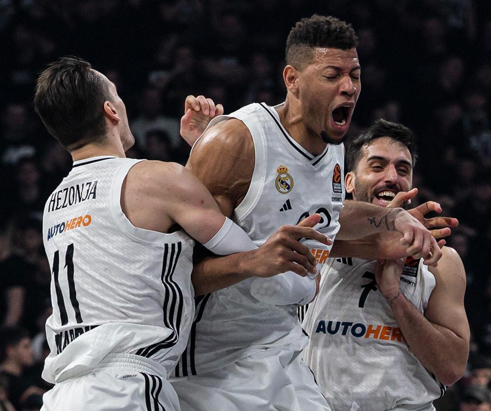 Tavares, Hezonja y Campazzo celebran con el Real Madrid