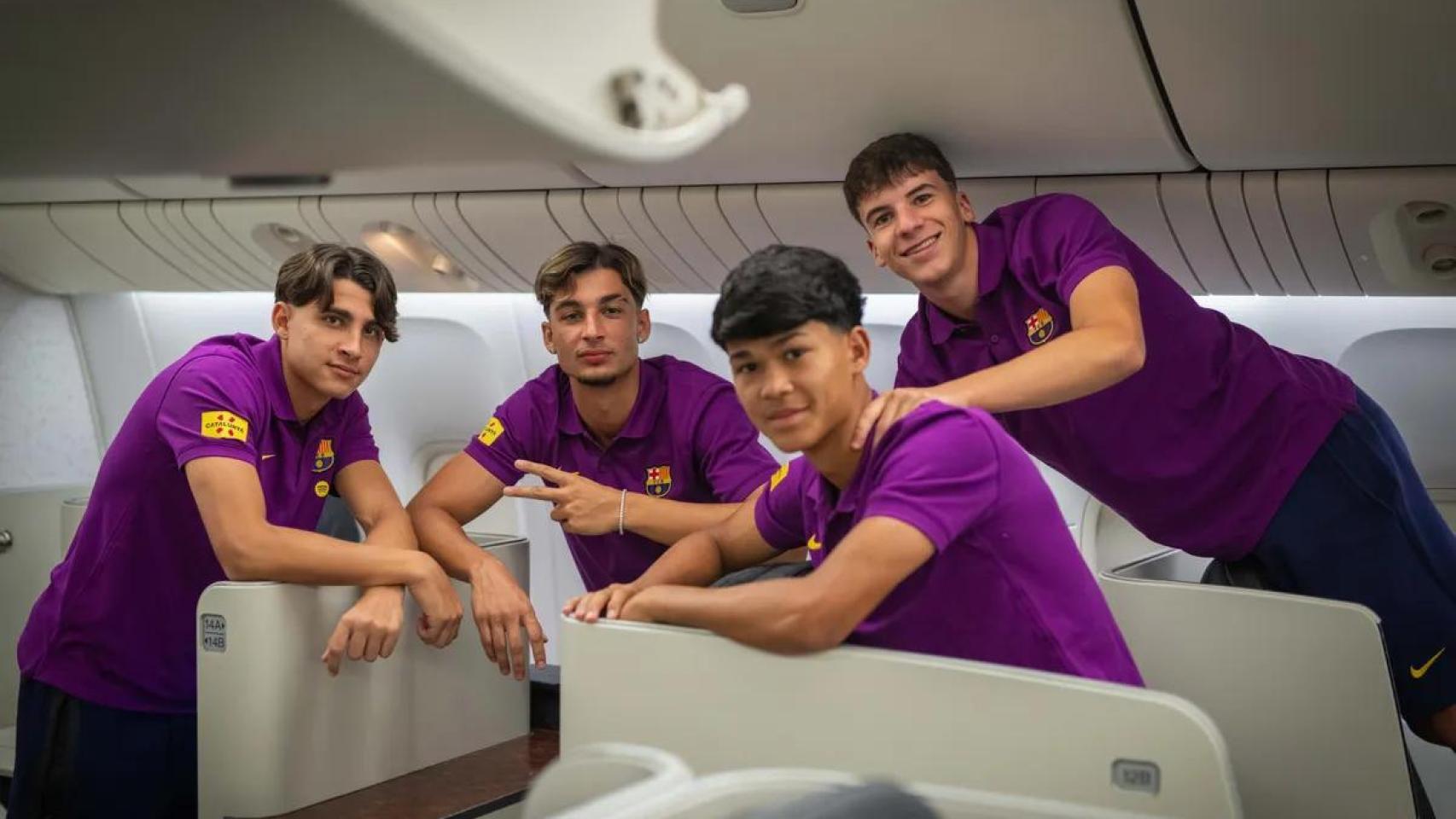 Jofre Torrents, 'Dro', Toni y Guillermo Fernández en el avión en dirección a Japón para la pretemporada del Barça