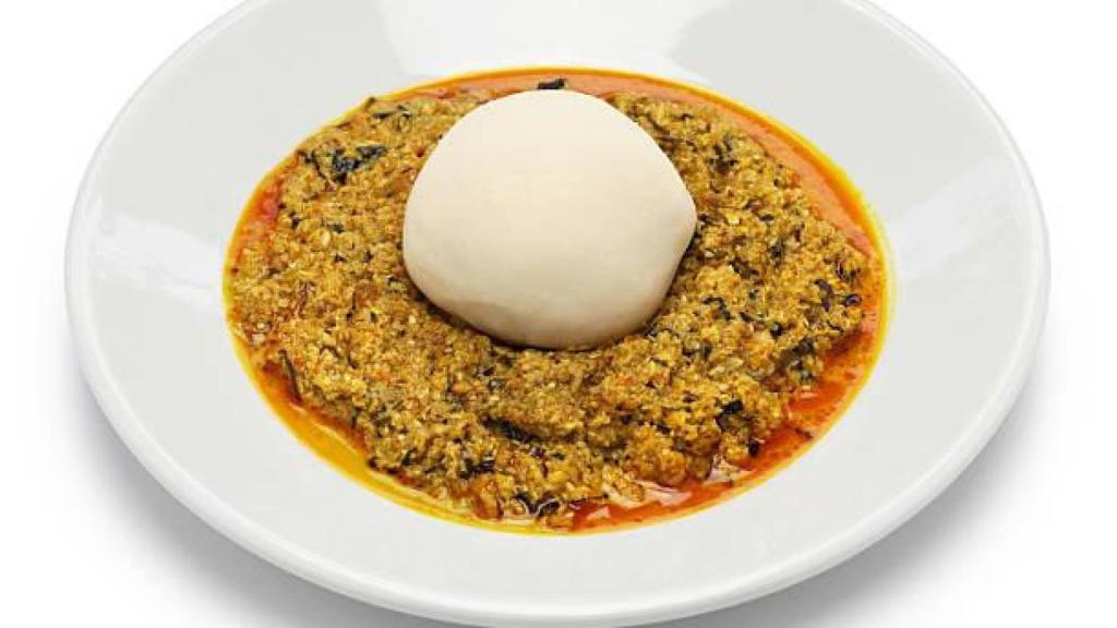 Fufú con sopa de guiso en una imagen de archivo