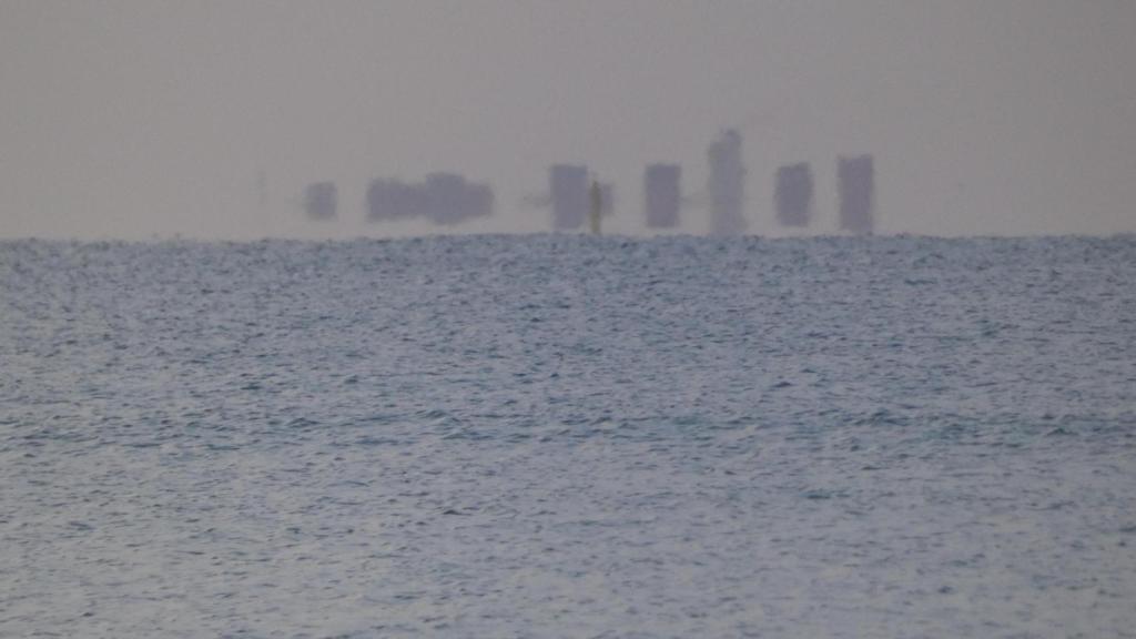 Un barco surcando la playa de Gavà, el 25 de julio de 2025
