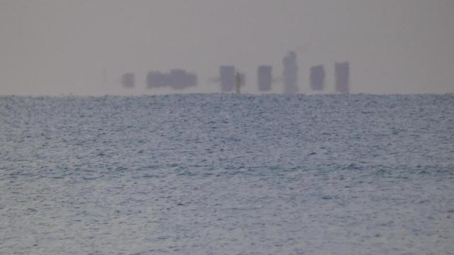 Un barco surcando la playa de Gavà, el 25 de julio de 2025