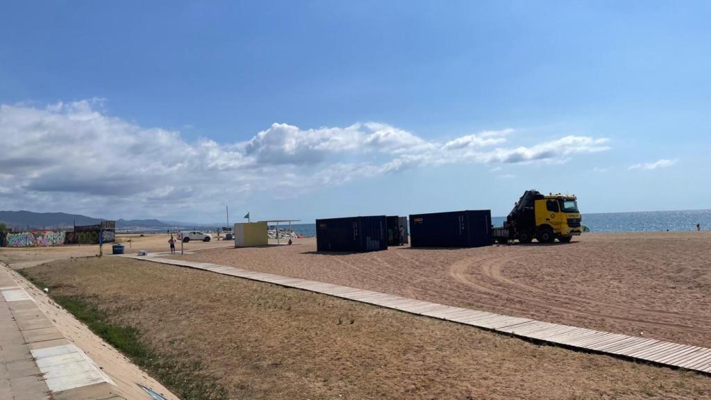 Montaje del nuevo chiringuito en la playa de Sant Adrià