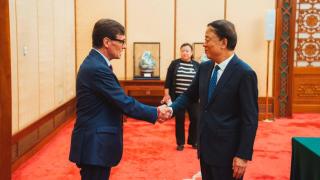 El 'president' Salvador Illa saluda a Wu Weihua, vicepresidente de la Asamblea Popular Nacional de China en Pekín