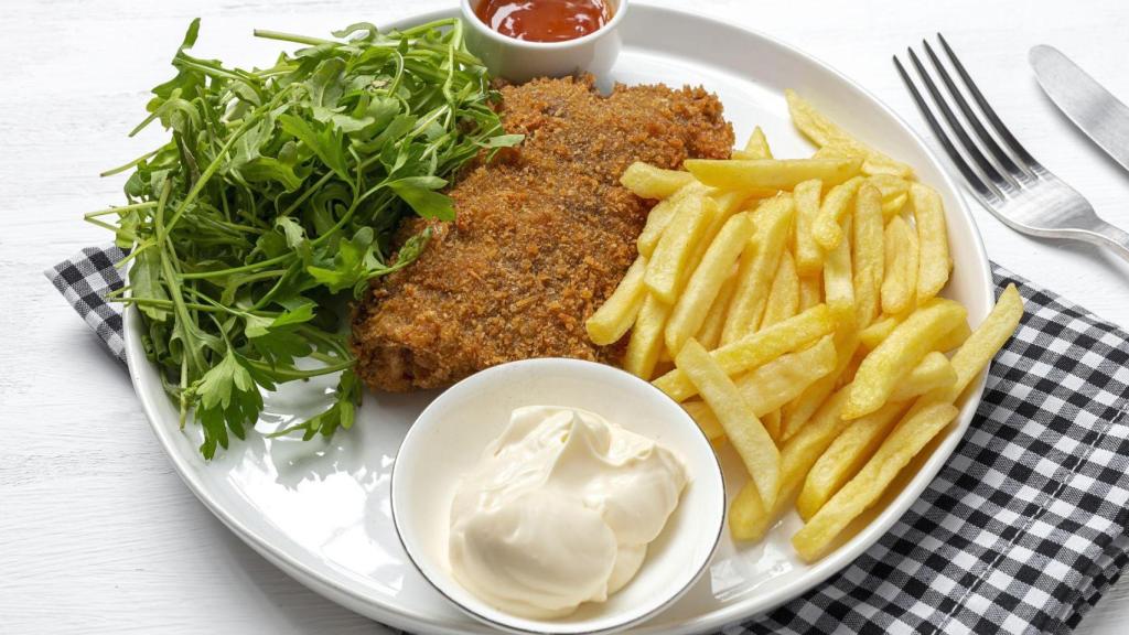 Plato de escalopa milanesa con patatas