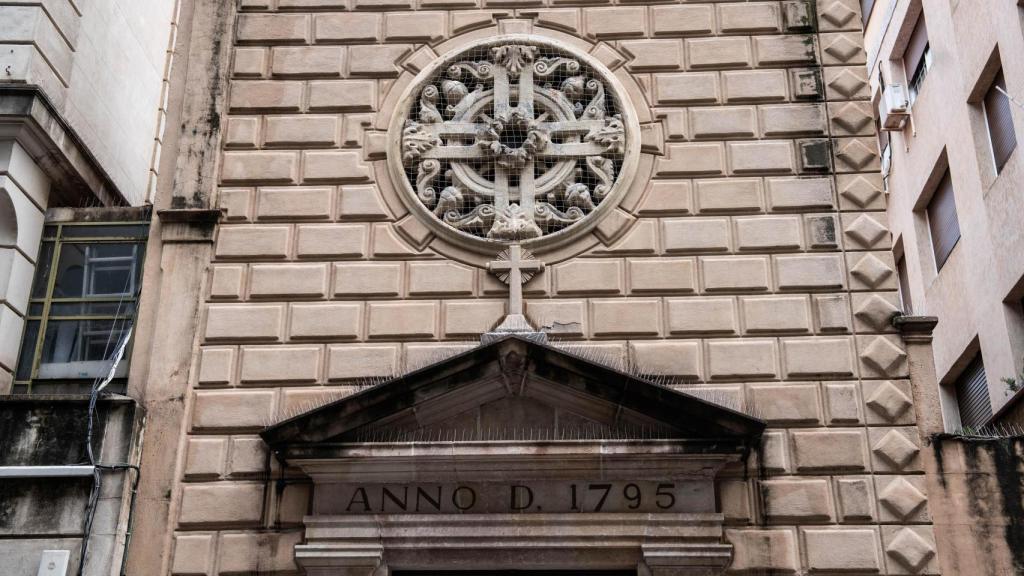 Detalle de la fachada de la Capilla de Nuestra Señora de la Merced y San Pedro Apóstol