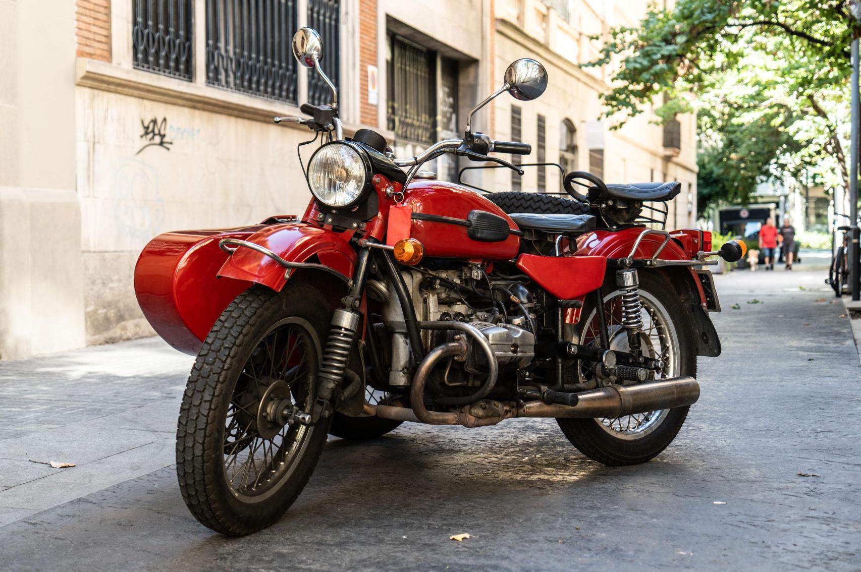 Motocicleta roja Ural con sidecar de BrightSide Tours Barcelona