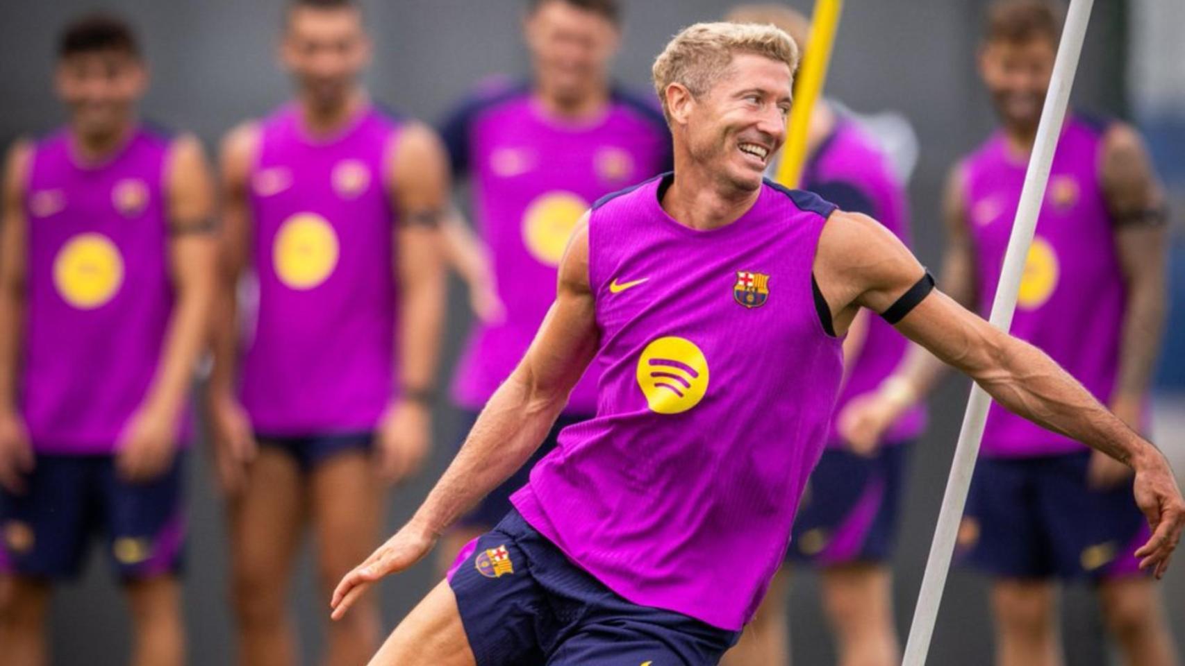 Robert Lewandowski se entrena con el Barça
