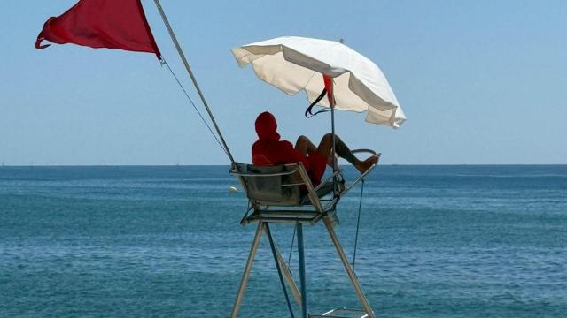 Bandera roja en las playas de Badalona y Sant Adrià en imagen de archivo