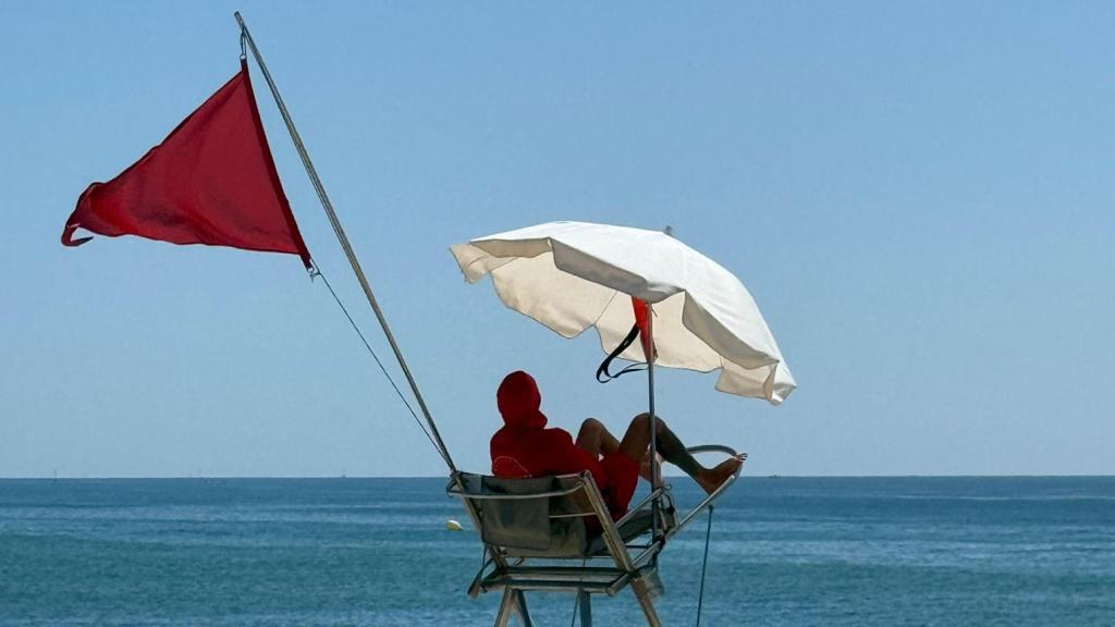 Bandera roja en las playas de Badalona y Sant Adrià en imagen de archivo