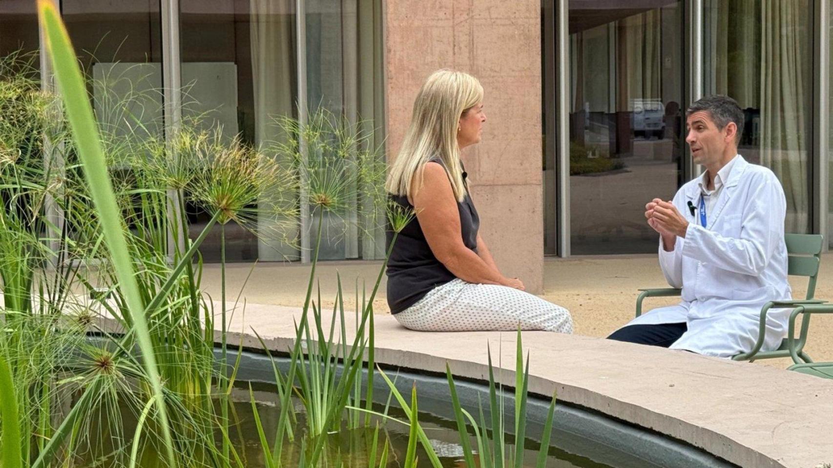 El médico David Virós y la paciente de la primera operación de este tipo