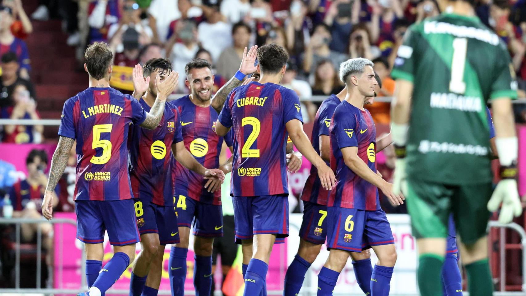 Los futbolistas del Barça celebran el gol de Éric García