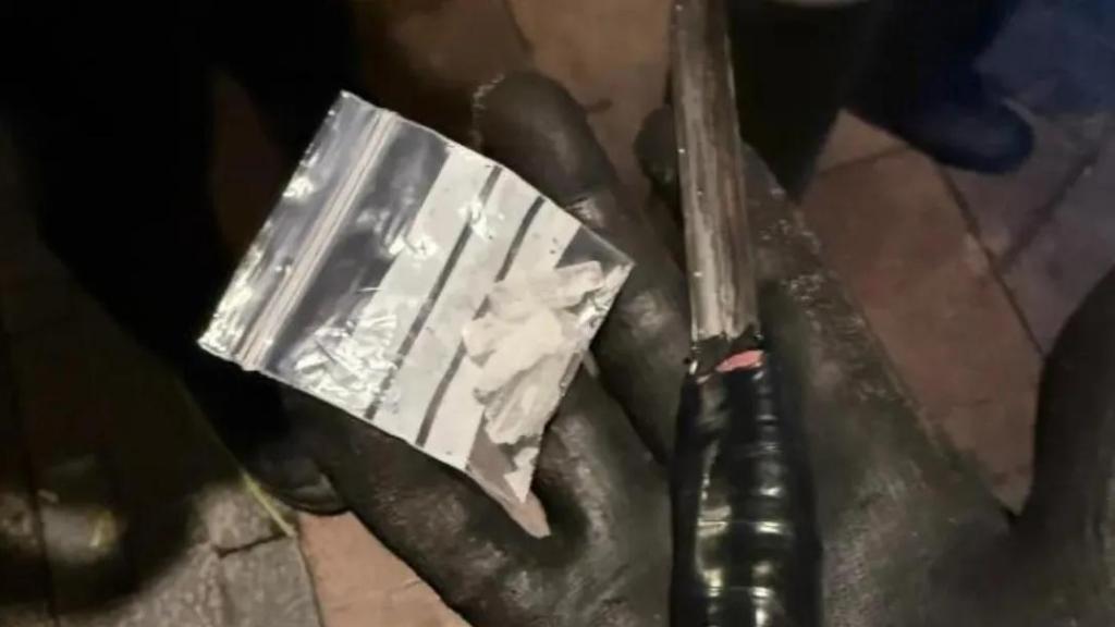 Interceptado en Santa Coloma con un punzón y drogas tras huir de la policía