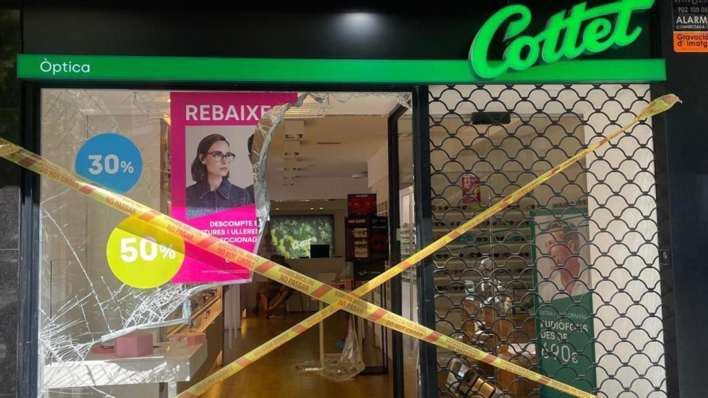 Un alunizaje en Sant Gervasi destroza el escaparate de una óptica