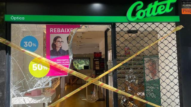 Un alunizaje en Sant Gervasi destroza el escaparate de una óptica
