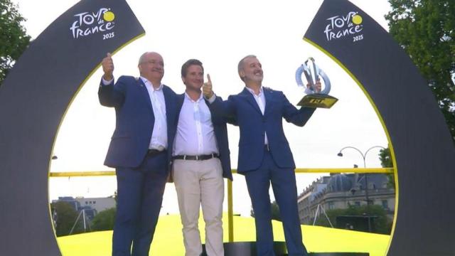 Barcelona recibe el testimonio del Tour de Francia en la ceremonia de clausura de la carrera en París