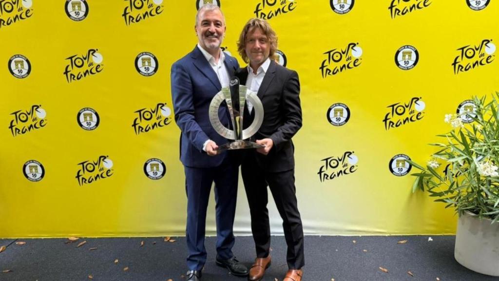 Barcelona rep el testimoni del Tour de França en la cerimònia de clausura de la carrera a París