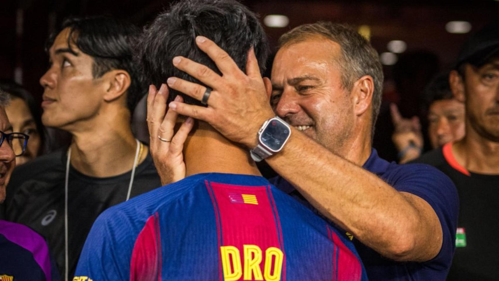 Hansi Flick felicita a Dro tras su partido ante el Vissel Kobe