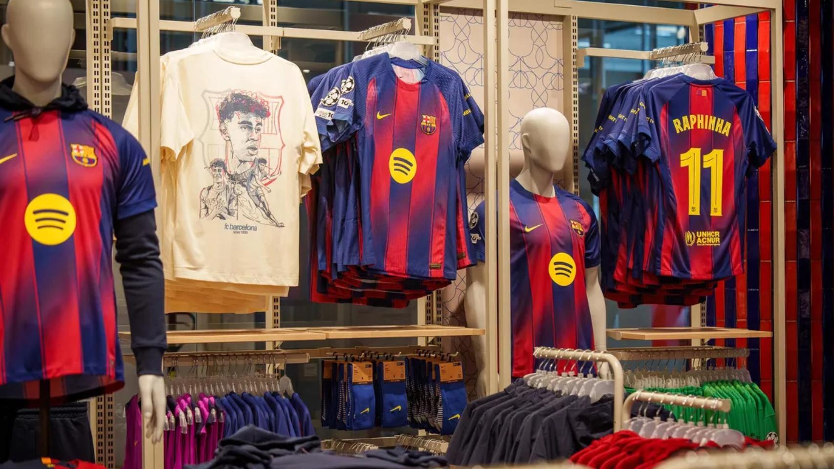 La Barça Store de Mallorca con la primera equipación de la temporada 2025-26