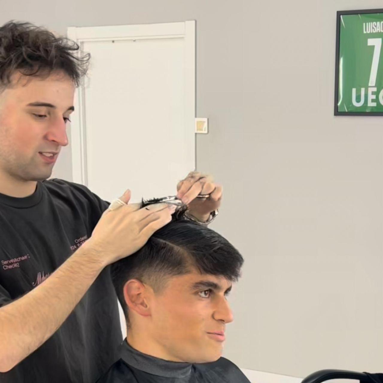 Pau Revelles le corta el pelo a Gerard Martín en 'Sky Salon 970'