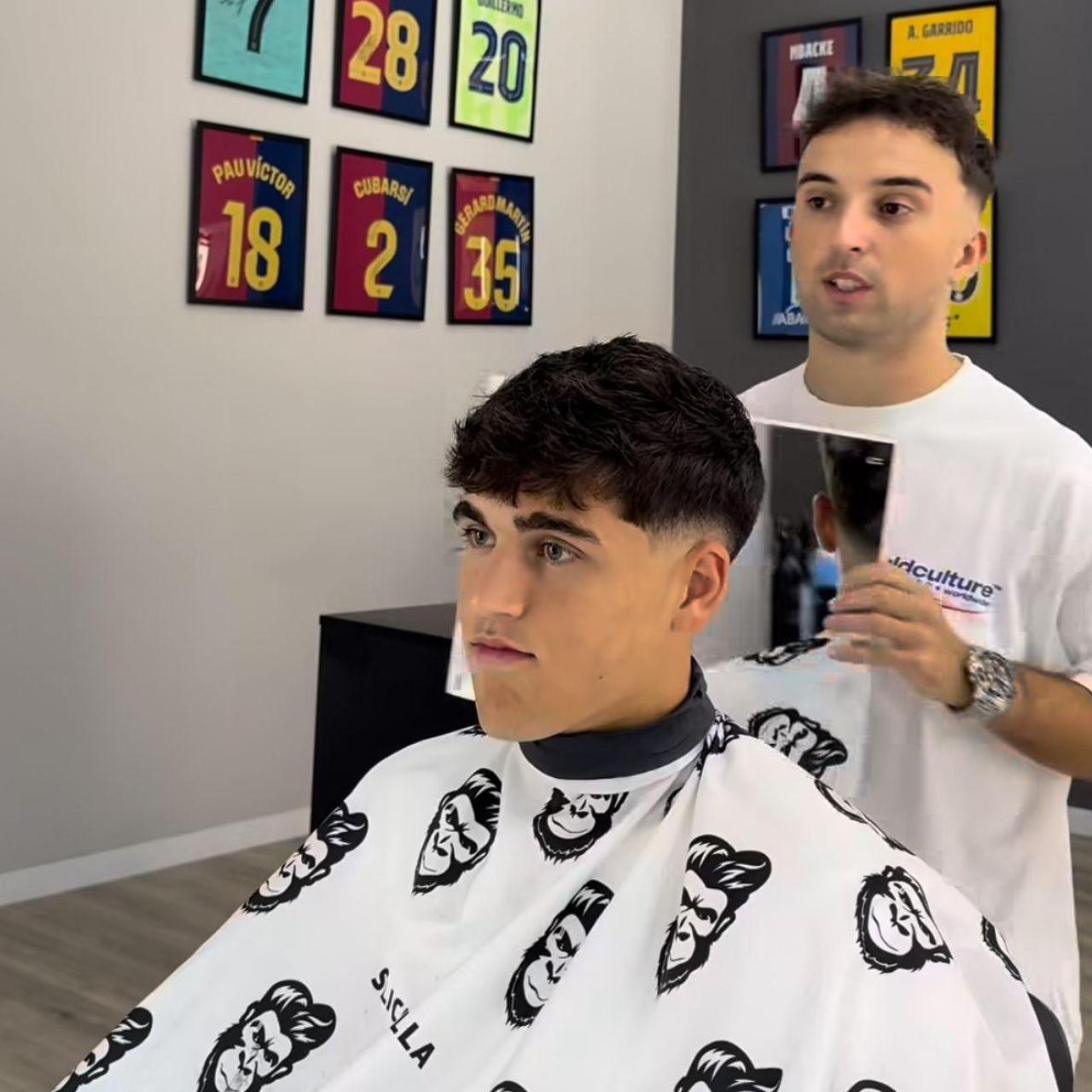 Pau Revelles le corta el pelo a Pau Cubarsí en 'Sky Salon 970'
