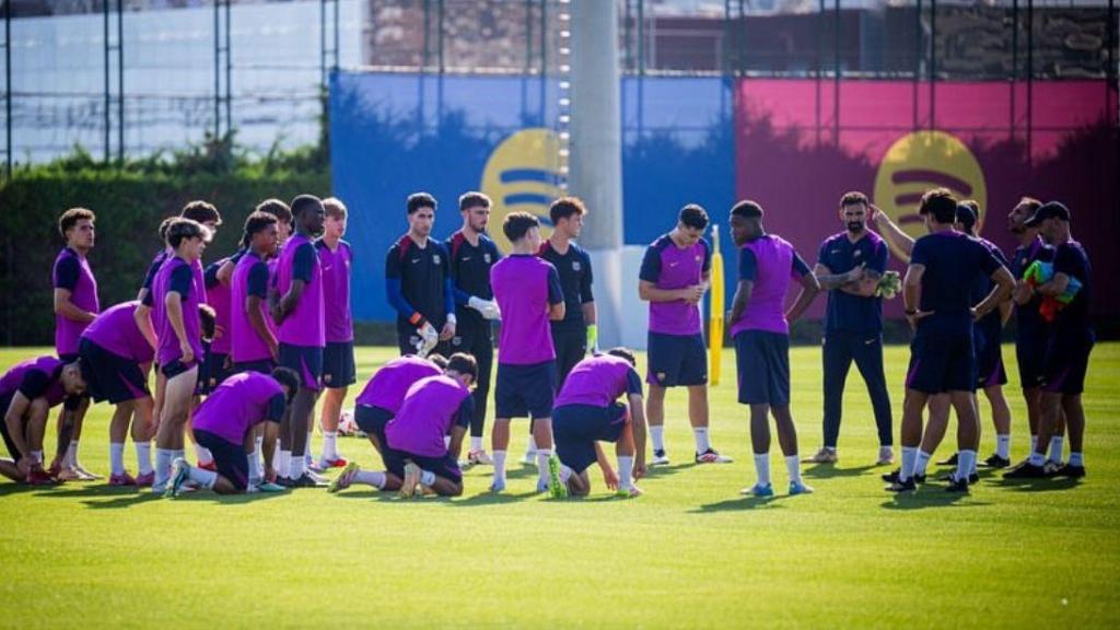 La plantilla del Barça B en su primer entrenamiento de la pretemporada 2025/26