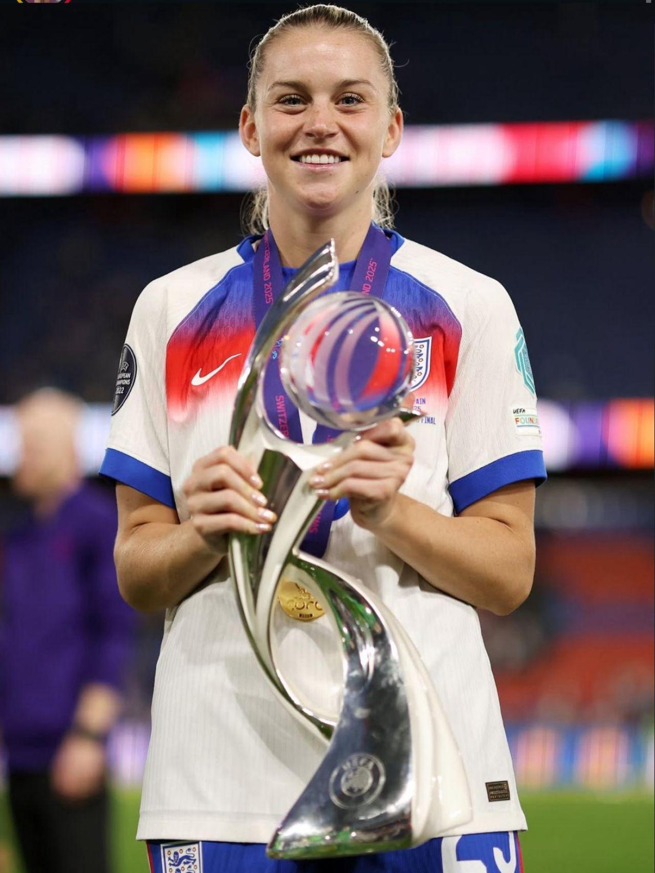 Alessia Russo con el trofeo de campeonas de la Eurocopa femenina 2025