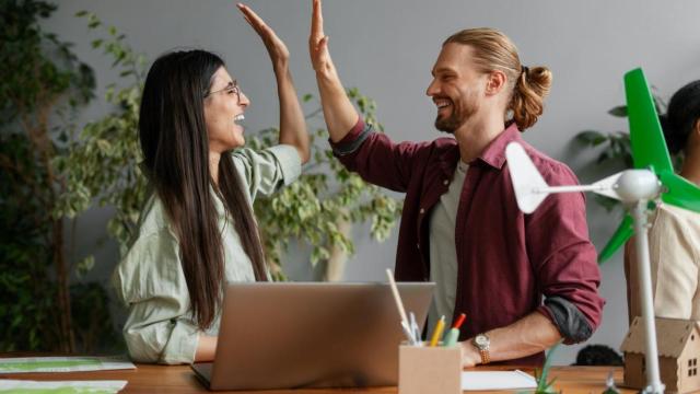 Trabajadores contentos en su trabajo